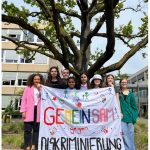 AG mit Banner